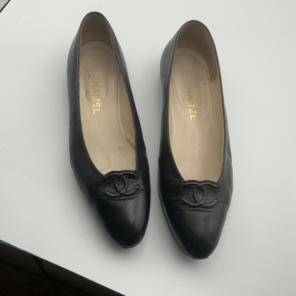 CHANEL LOGO LEATHER FLATS - Picture 1 of 6